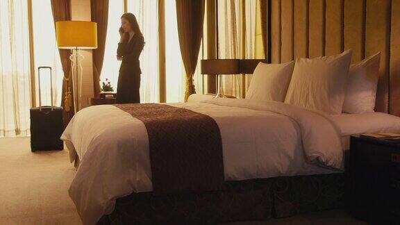 商务旅行酒店客房工作的人女人经理电话