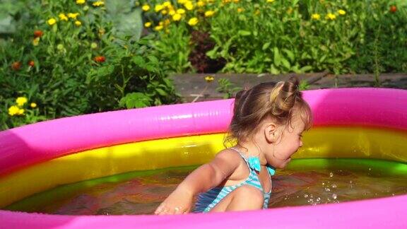 一个小孩在充气游泳池里游泳