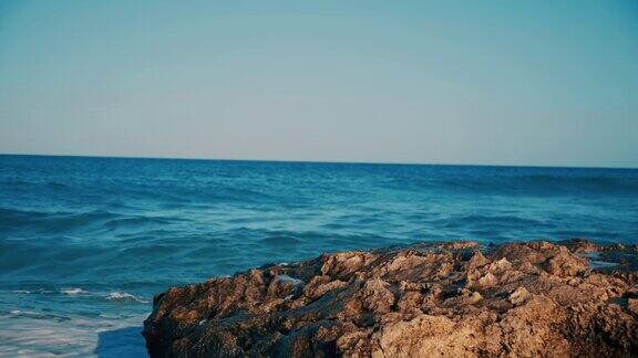 蓝色的海浪拍打着岩石