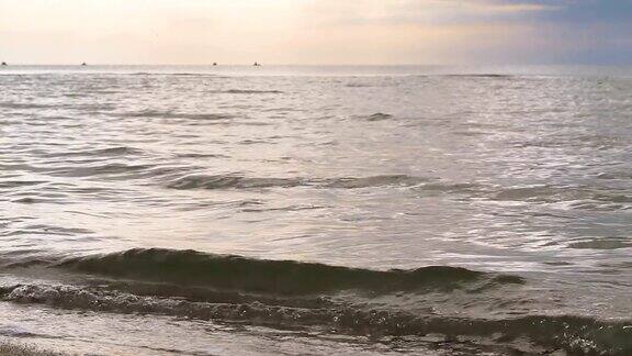 宁静沙滩上的波浪缓慢的运动