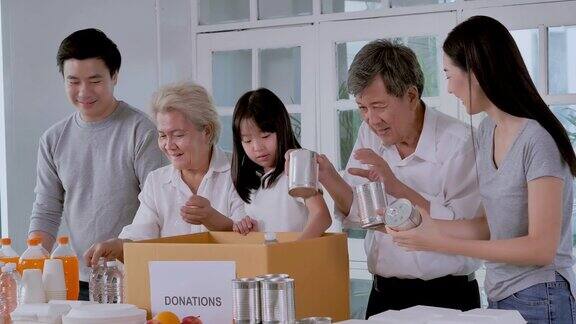 亚洲家庭的志愿者为无家可归的人打包食物和饮料捐赠教学捐款东南亚及东亚:50岁以上人士