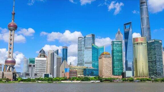 阳光明媚的一天上海的和黄浦江的城市景观