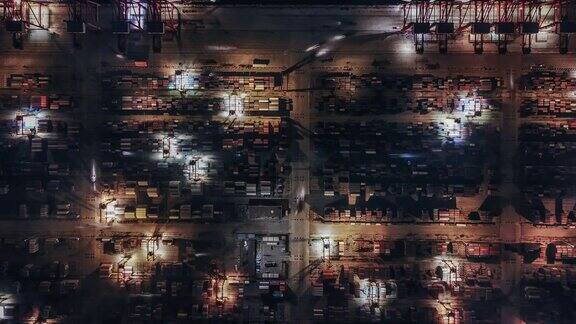 俯瞰夜间的天津集装箱码头