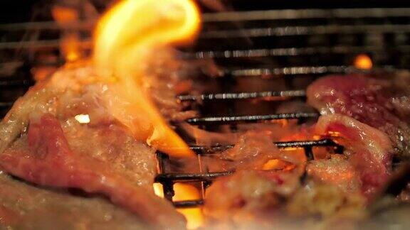 烤牛肉在火上烧烤牛排
