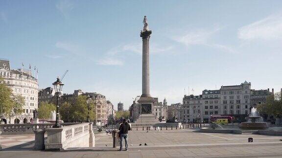 这是一个明媚的春天下午25秒的摄影镜头拍摄的是空荡荡的伦敦特拉法加广场