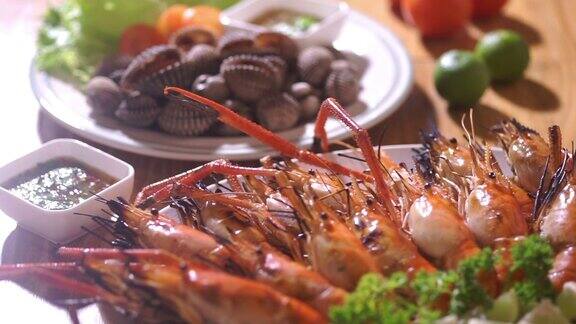 新鲜海鲜配烤虾和贝类