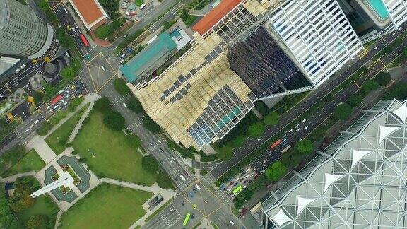 新加坡市中心著名建筑屋顶交通街道十字路口高空俯视图4k