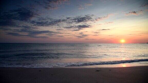 壮丽的海洋日落与破浪