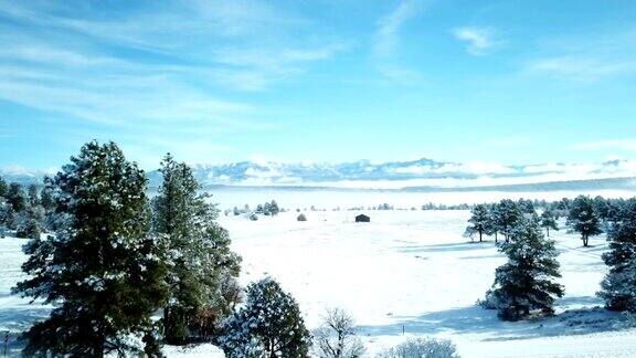 晴朗的天空在科罗拉多州的积雪山谷