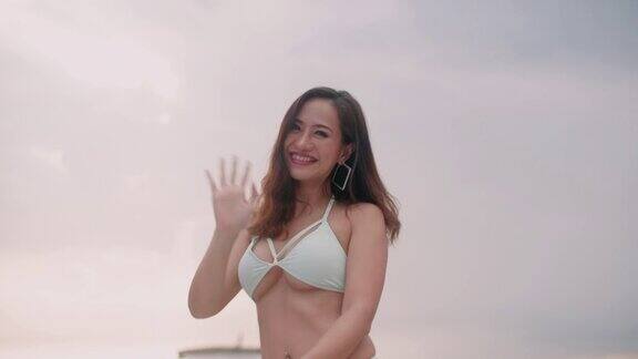 快乐美丽年轻的亚洲女人在比基尼跳舞游艇巡游在海上