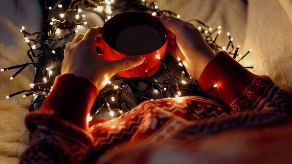 孤独的女孩在平安夜拿着咖啡杯