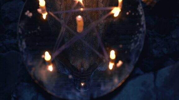 神秘的五角星上的仪式镜反射神秘魔术师与蜡烛
