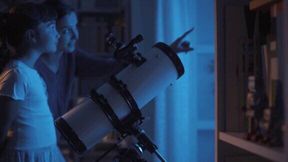 姐妹们一起用专业望远镜看星星