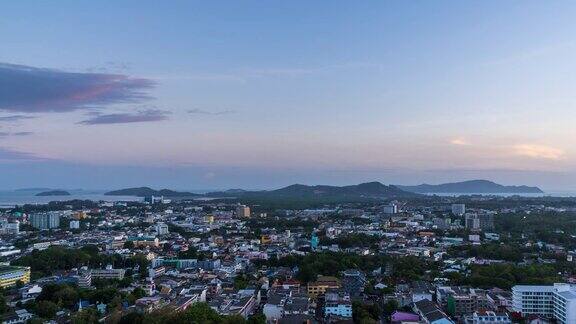 日落时分从考朗山公园俯瞰普吉市的空中风景;白天到晚上放大-时间流逝