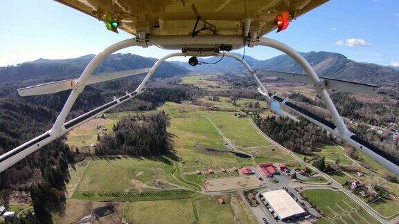 直升机在美国斯诺霍米什县奥索华盛顿农村农场上空飞行的空中角度