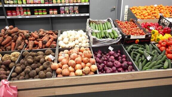 有机农场食品店的蔬菜柜台