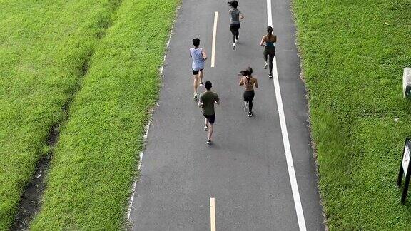 青年队在城市大桥上慢跑