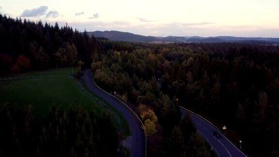 4k无人机拍摄公路旅行和自然在努尔堡日落德国