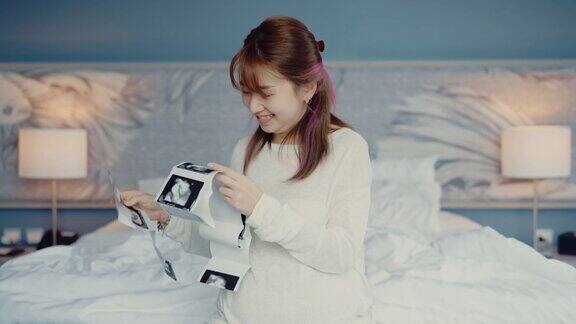 孕妇看3D超声扫描照片