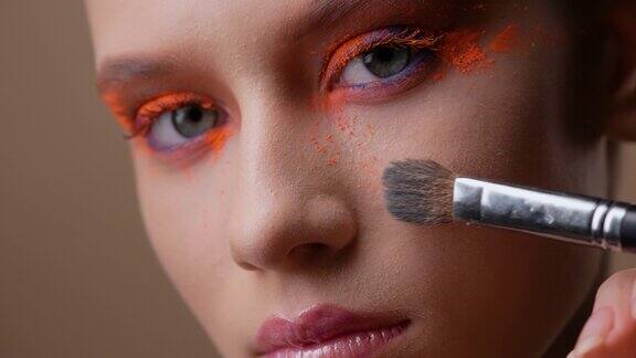 化妆师用刷子画脸高级时尚眼妆