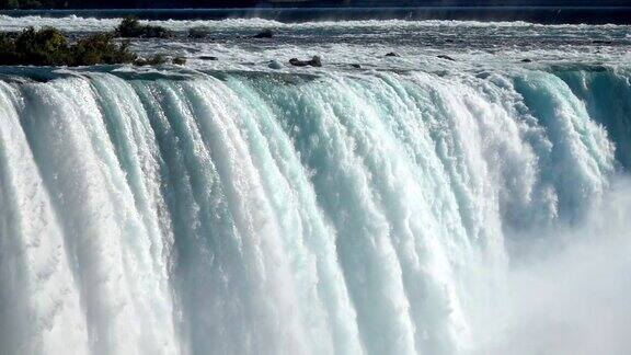 慢动作:尼亚加拉大瀑布的激流垂直落下