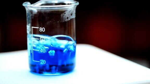 在烧杯中煮沸蓝色液体