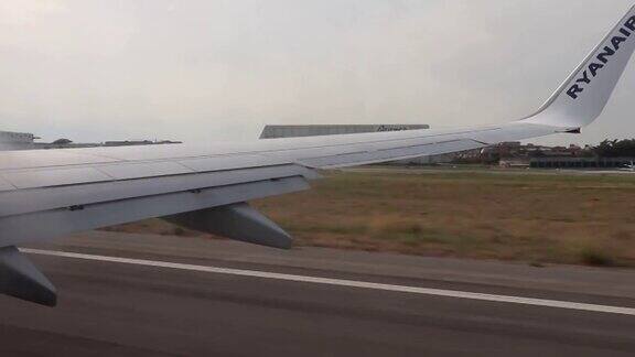 那不勒斯从窗户可以看到瑞安航空的飞机起飞