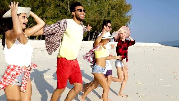 快乐的人跑到水举起手在海滩上混合种族的男人和女人团体游客