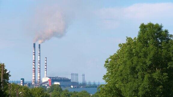 燃煤电厂的高管道黑烟向上移动污染大气以化石燃料生产电能
