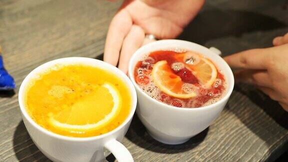 放在旁边的两个杯子与红色和黄色的浆果茶沙棘和覆盆子