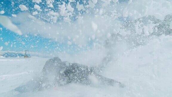 SLOMO滑雪板在雪地上摔倒