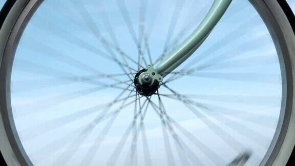 自行车轮子在蓝天下旋转的慢镜头特写