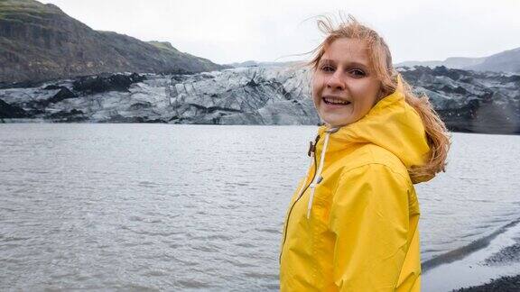 冰岛的Solheimajokull冰川泻湖的游客