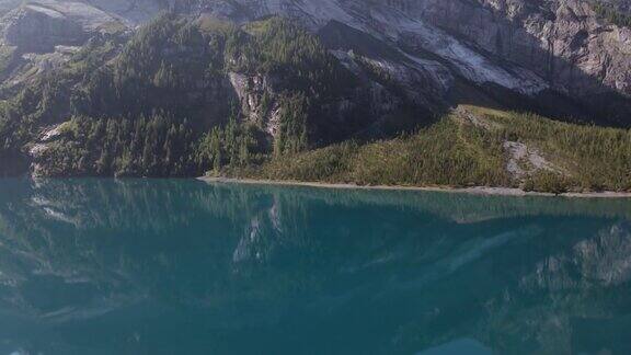 在瑞士阿尔卑斯山脉的欧斯钦湖的山的倒影