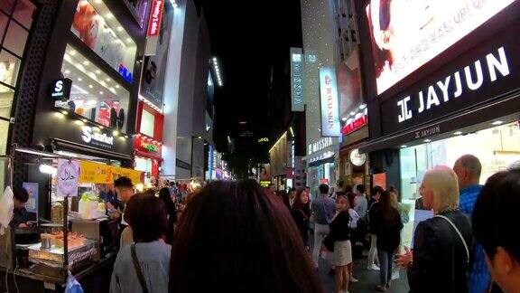 明洞市场的超延时韩国首尔人们晚上走在购物街上