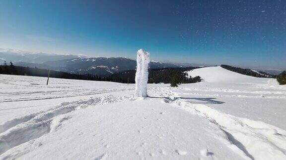 一个女人在山上一个阳光明媚的日子里享受一个下雪的冬天