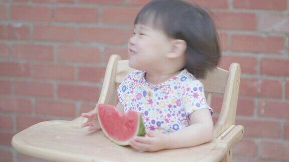 小女孩在夏天吃西瓜