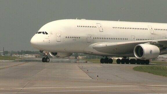 空中客车A380飞机从跑道滑行