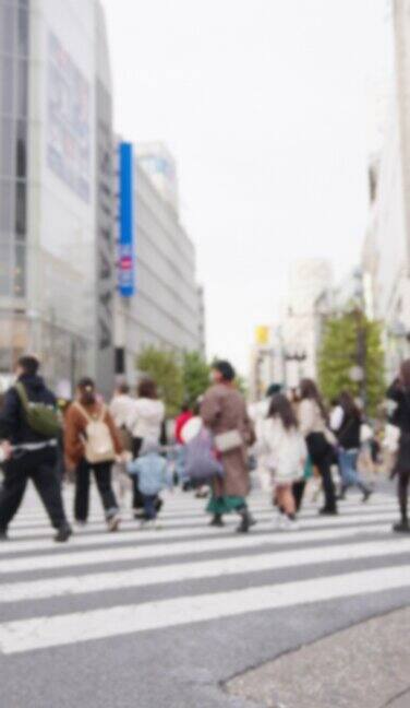 4K人群穿过东京市涩谷人行横道日本