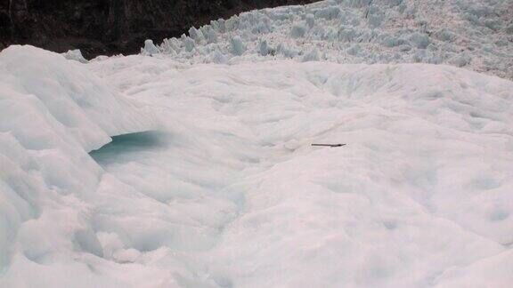 在新西兰冰天雪地的山上拍摄冰川