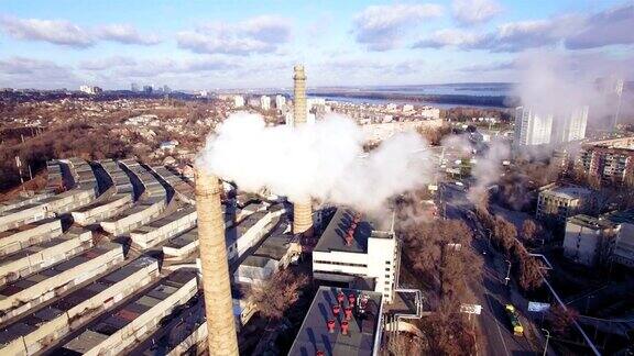 鸟瞰图的城市地区与管道工厂其中有烟雾