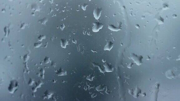 雨夹雪滴在窗户玻璃上