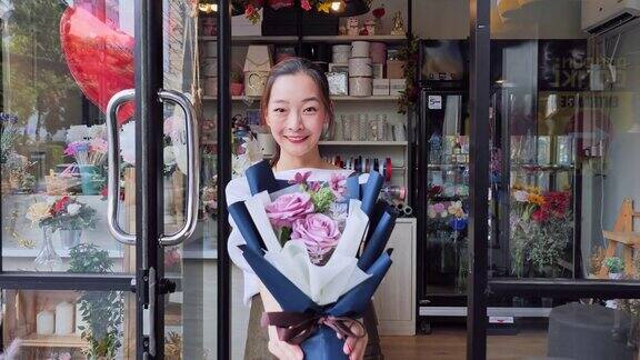 亚洲女性花店店主开设的花店欢迎前来买花的顾客有专业的日本女性花店都市花店小型经营理念