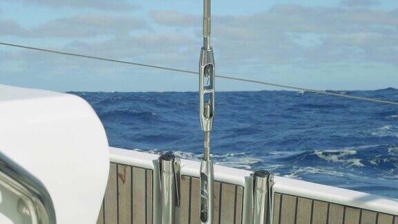 在阳光明媚的下午从游艇船尾的大西洋与长波的慢动作视图