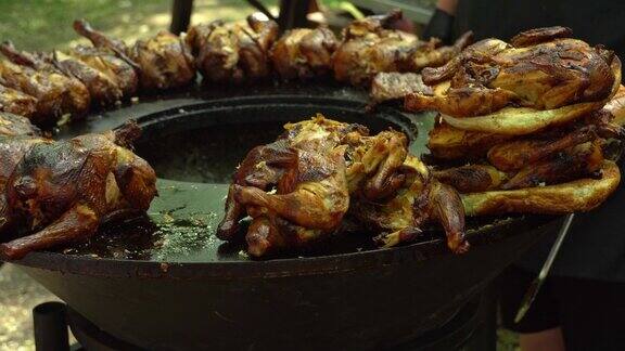 烤鸡烤架上的烤鸡和熏鸡街头美食节上的烤鸡