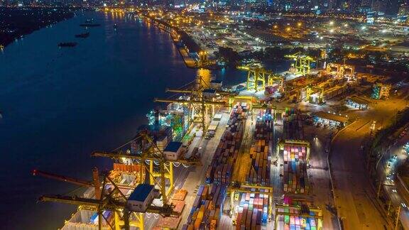 在进出口业务物流中使用起重机装载集装箱的国际港口的超延时或无人机延时鸟瞰图