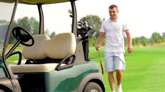 高尔夫球手进入高尔夫球车