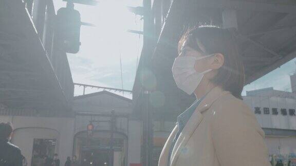一名妇女戴防护口罩以预防疾病并在街上行走