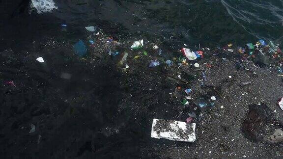 漂浮在水面上的垃圾海水污染海面上漂浮着肮脏的塑料垃圾