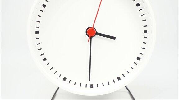 时间流逝白色时钟显示时间是4点钟